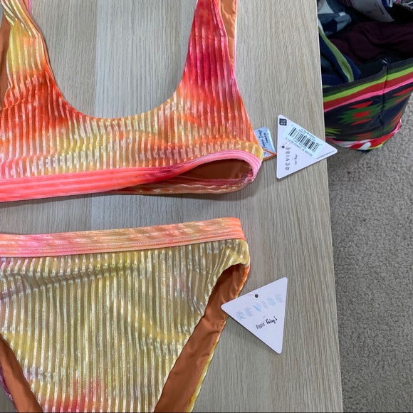 Dippin Daisy’s festival top & high waist bottoms - Picture 3 of 5